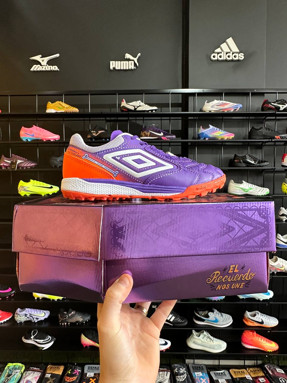UMBRO ADAMANT HALLOWEN + BRINDE (PRONTA ENTREGA)