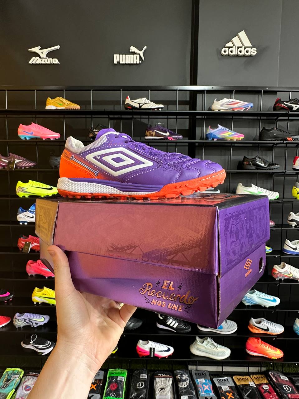 UMBRO ADAMANT HALLOWEN + BRINDE (PRONTA ENTREGA)