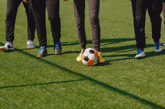 Futebol Society: Conheça Mais Sobre o Esporte e as Chuteiras Utilizadas - Raposa Outlet