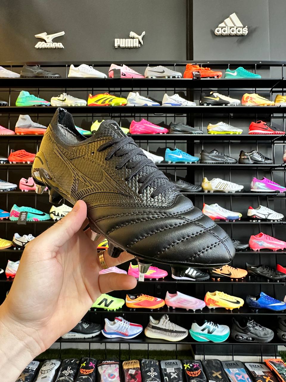 MIZUNO MORELIA SG + BRINDE (PRONTA ENTREGA)
