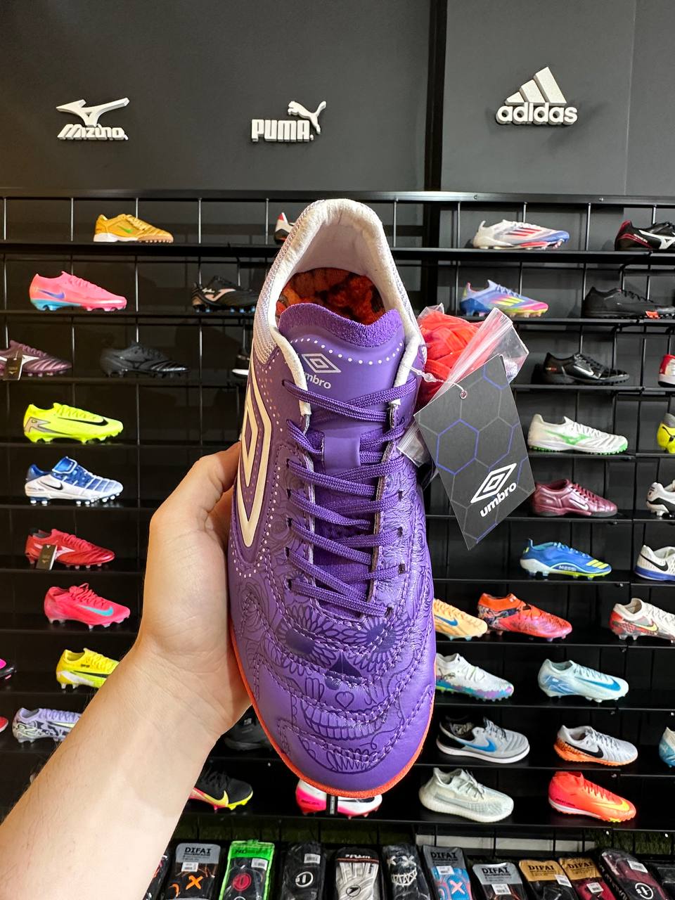 UMBRO ADAMANT HALLOWEN + BRINDE (PRONTA ENTREGA)